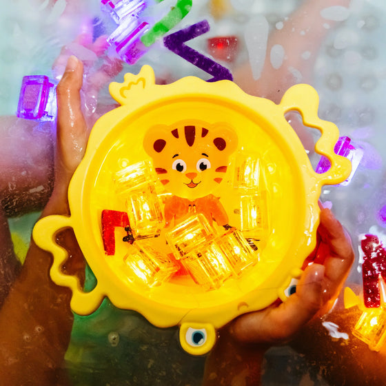 Jouet lumineux Daniel Tigre Glo Pals avec 2 cubes sensoriels activés par l’eau