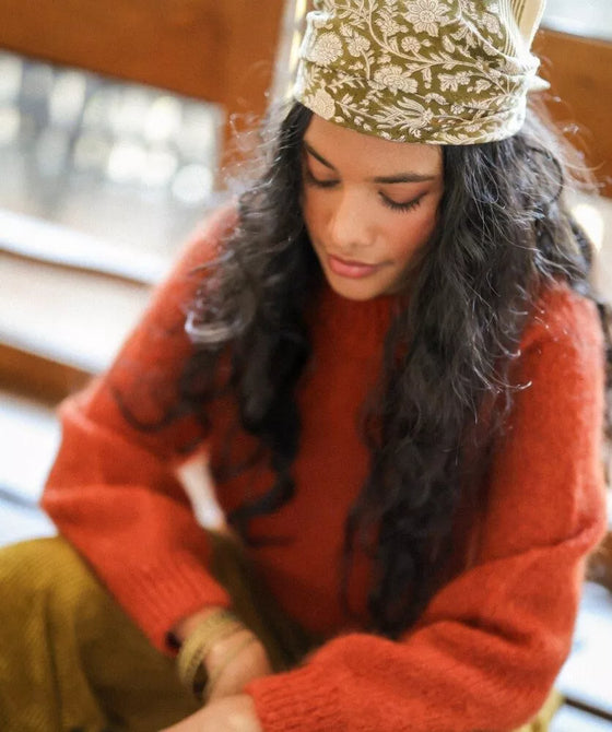 Foulard fleuri Anjali Kaki Bellemme porté par un enfant et un adulte – collection matchy matchy