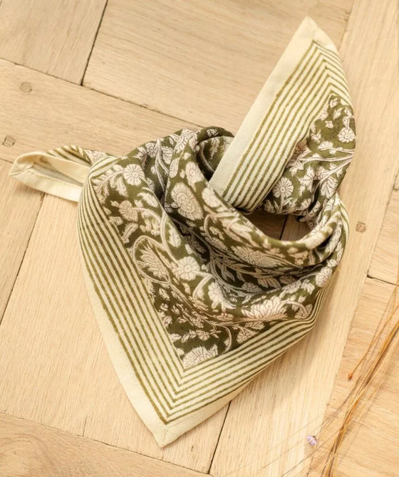 Foulard fleuri Anjali Kaki Bellemme porté par un enfant et un adulte – collection matchy matchy