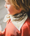 Foulard fleuri Anjali Kaki Bellemme porté par un enfant et un adulte – collection matchy matchy