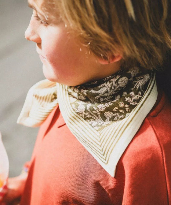 Foulard fleuri Anjali Kaki Bellemme porté par un enfant et un adulte – collection matchy matchy