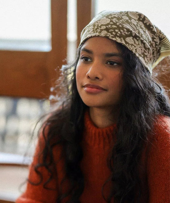 Foulard fleuri Anjali Kaki Bellemme porté par un enfant et un adulte – collection matchy matchy