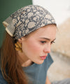 Foulard Anjali Orage gris bleuté à imprimé fleuri porté en bandana – foulard coton femme et enfant