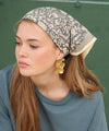 Foulard Anjali Orage gris bleuté à imprimé fleuri porté en bandana – foulard coton femme et enfant