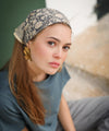 Foulard Anjali Orage gris bleuté à imprimé fleuri porté en bandana – foulard coton femme et enfant
