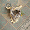 Foulard Anjali Orage gris bleuté à imprimé fleuri porté en bandana – foulard coton femme et enfant