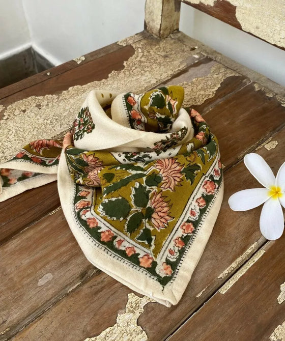 Petit et grand foulard fleuri Balkan écru Bellemme – foulard bohème enfant adulte