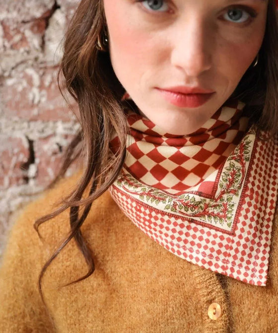 Foulard carré rouge et écru Damier Grenat Bellemme – motif damier chic