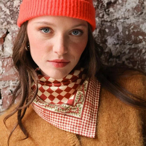 Foulard carré rouge et écru Damier Grenat Bellemme – motif damier chic