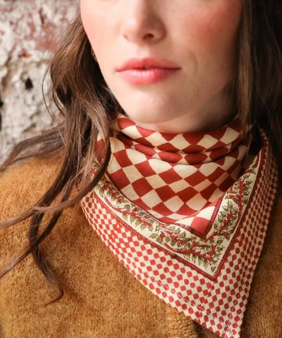 Foulard carré rouge et écru Damier Grenat Bellemme – motif damier chic