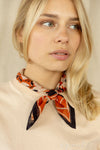 Foulard Apaches Collections Daisy Bombay – imprimé floral terracotta & bleu marine