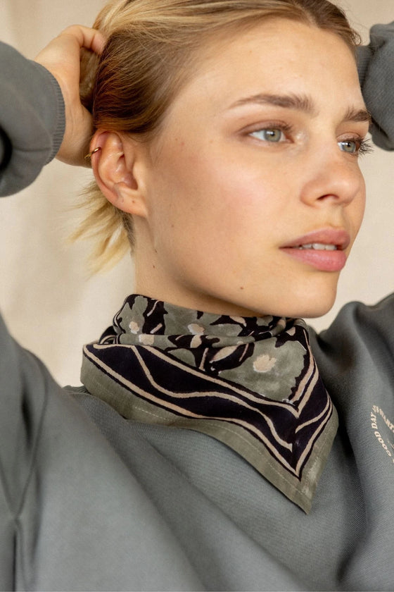 Foulard Apaches Collections Daisy Meteorite – imprimé floral kaki et noir