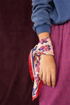 Foulard Dupitta Violetta Macadamia Apaches Collections – imprimé floral rouge et bleu sur fond beige