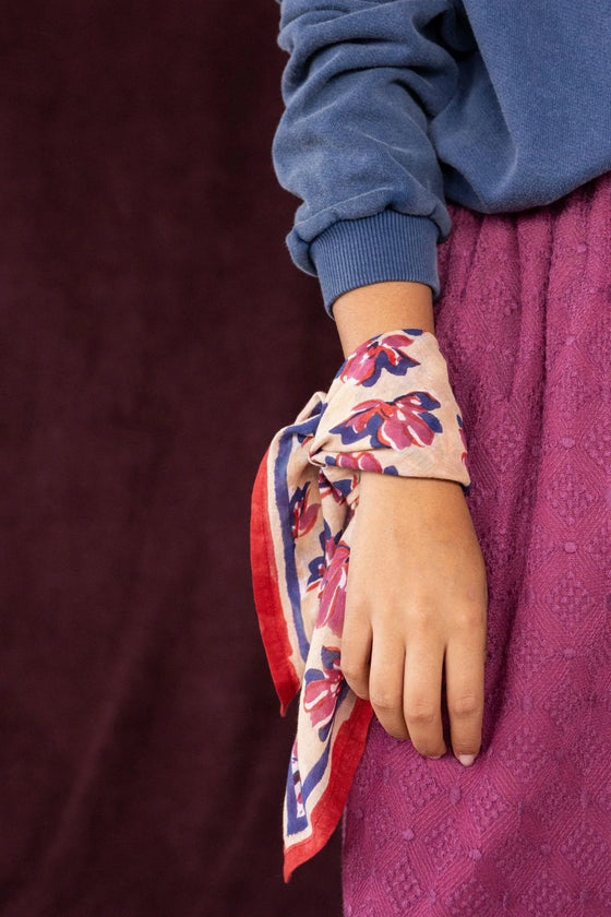Foulard Dupitta Violetta Macadamia Apaches Collections – imprimé floral rouge et bleu sur fond beige