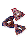 Foulard Dupitta Violetta Macadamia Apaches Collections – imprimé floral rouge et bleu sur fond beige