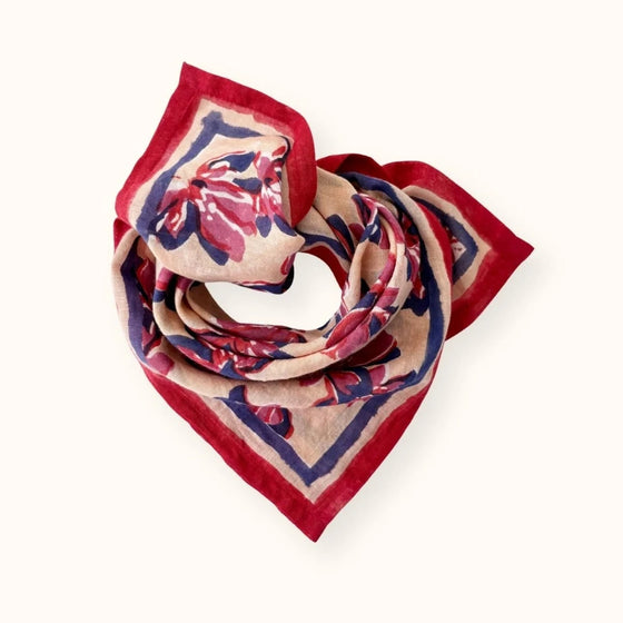 Foulard Dupitta Violetta Macadamia Apaches Collections – imprimé floral rouge et bleu sur fond beige