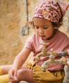 Foulard coton fleuri rose porté en bandana bébé été style bohème Jaya Rose Bluch Bëllemme.