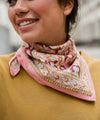 Foulard coton fleuri rose porté en bandana bébé été style bohème Jaya Rose Bluch Bëllemme.