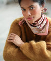 Foulard coton fleuri rose porté en bandana bébé été style bohème Jaya Rose Bluch Bëllemme.