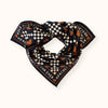Foulard Apaches Collections Amor Meteorite – damier noir & blanc, cœurs terracotta