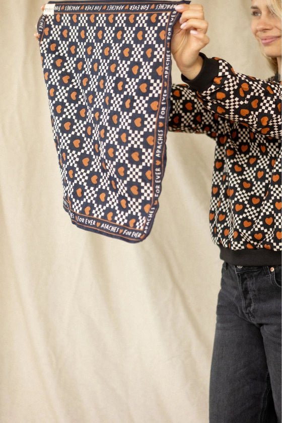 Foulard Apaches Collections Amor Meteorite – damier noir & blanc, cœurs terracotta