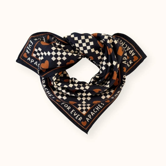 Foulard Apaches Collections Amor Meteorite – damier noir & blanc, cœurs terracotta
