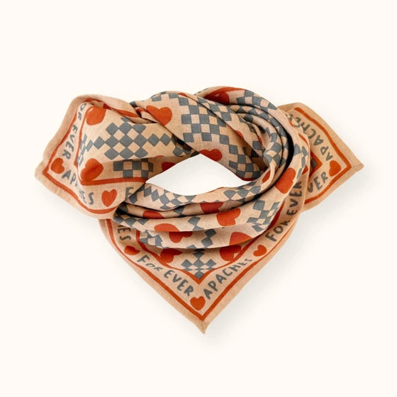 Foulard Apaches Collections Amor Sand – damier gris & cœurs terracotta sur fond beige