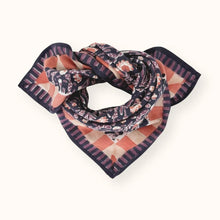  Grand foulard Latika Cactus Navy Apaches Collections en coton, accessoire mode femme et enfant, imprimé fleuri et graphique.