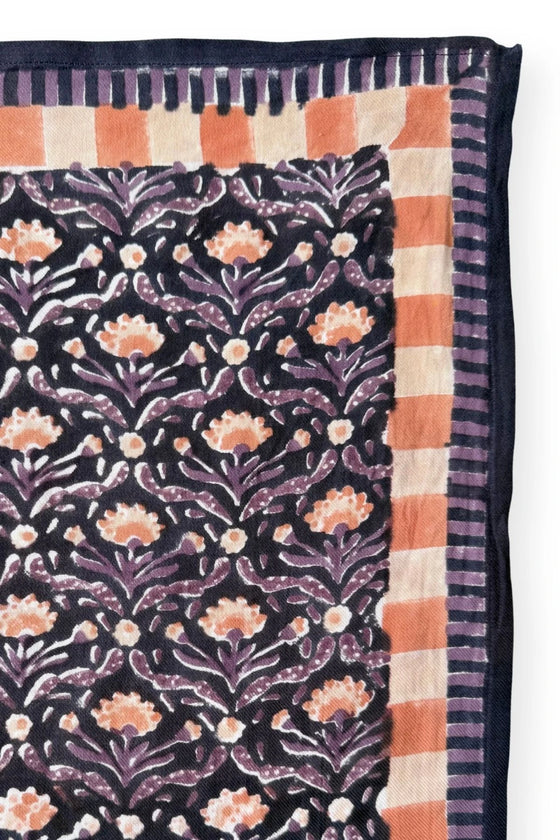 Grand foulard Latika Cactus Navy Apaches Collections en coton, accessoire mode femme et enfant, imprimé fleuri et graphique.