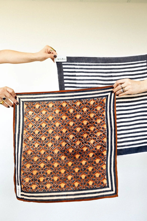 Petit foulard Manika Rosa Bombay Apaches Collections – imprimé floral et rayures