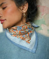 Foulard coton imprimé fleurs bleu et brique porté en écharpe femme Pia Brique Bëllemme.