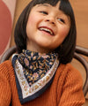 Foulard fleuri Scarlett Encre Bellemme porté par un enfant et un adulte – collection matchy matchy