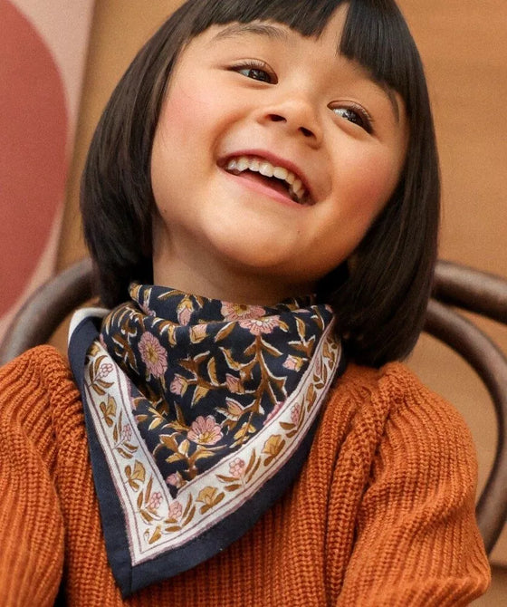 Foulard fleuri Scarlett Encre Bellemme porté par un enfant et un adulte – collection matchy matchy