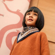  Foulard fleuri Scarlett Encre Bellemme porté par un enfant et un adulte – collection matchy matchy