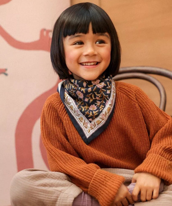 Foulard fleuri Scarlett Encre Bellemme porté par un enfant et un adulte – collection matchy matchy