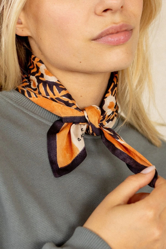 Petit foulard Lalavido Pistil Bombay Apaches Collections viscose motif floral terracotta