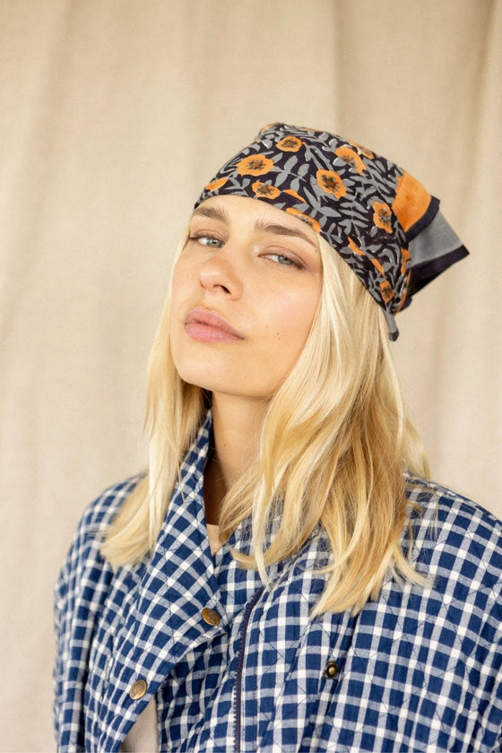 Petit foulard Lalavido Pistil Grey Apaches Collections viscose motif floral terracotta et gris