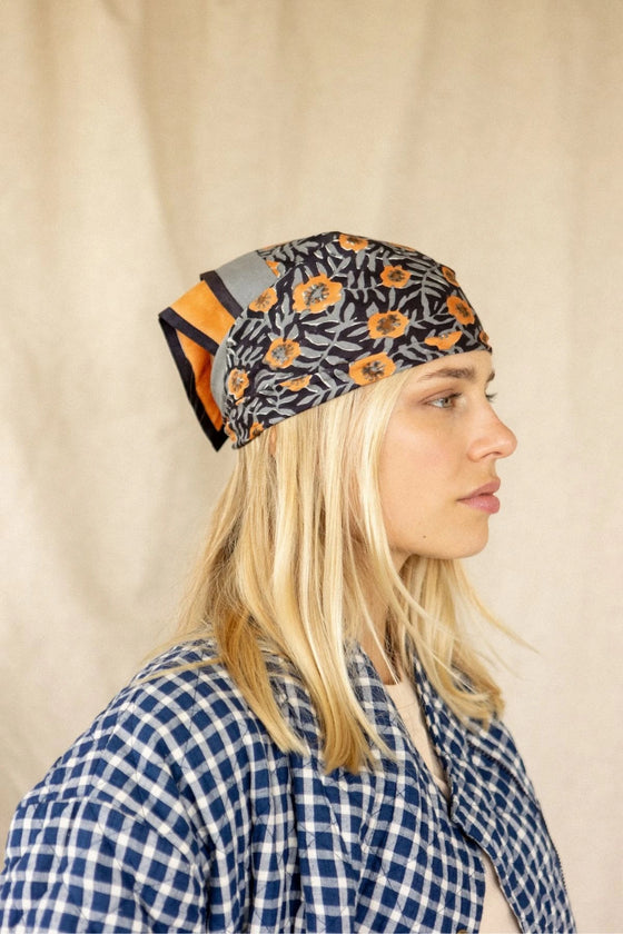 Petit foulard Lalavido Pistil Grey Apaches Collections viscose motif floral terracotta et gris