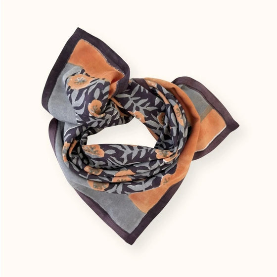 Petit foulard Lalavido Pistil Grey Apaches Collections viscose motif floral terracotta et gris