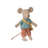 Petit Frère Souris Maileg avec t-shirt rayé bleu, pantalon terracotta et sac bandoulière en forme de gruyère