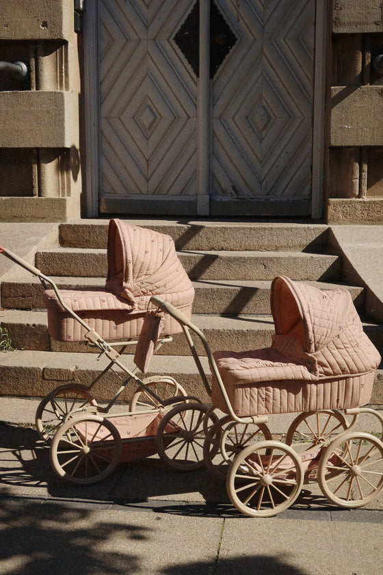 Petit landau pour poupée motif Cherry Blush matelassé – Konges Sløjd