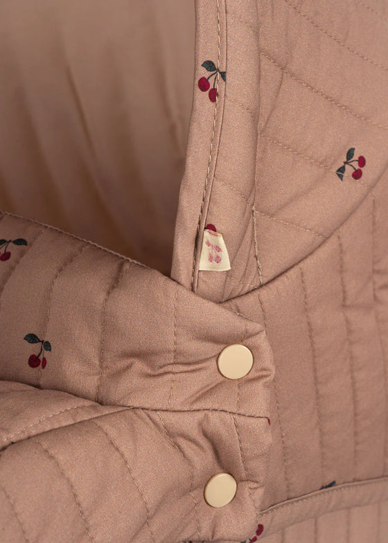 Petit landau pour poupée motif Cherry Blush matelassé – Konges Sløjd