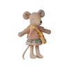 Petite Sœur Souris Maileg avec robe rayée rose et bleue et sac en forme de gruyère jaune