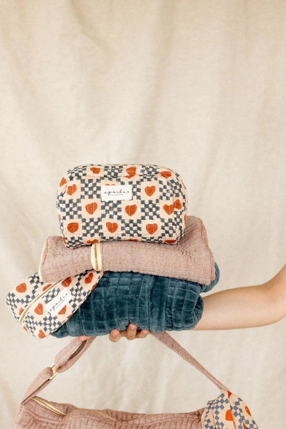 Trousse de toilette Apaches Collections motif coeur Amor Sand en coton matelassé