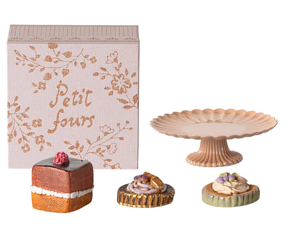 Petits fours et présentoir Maileg.