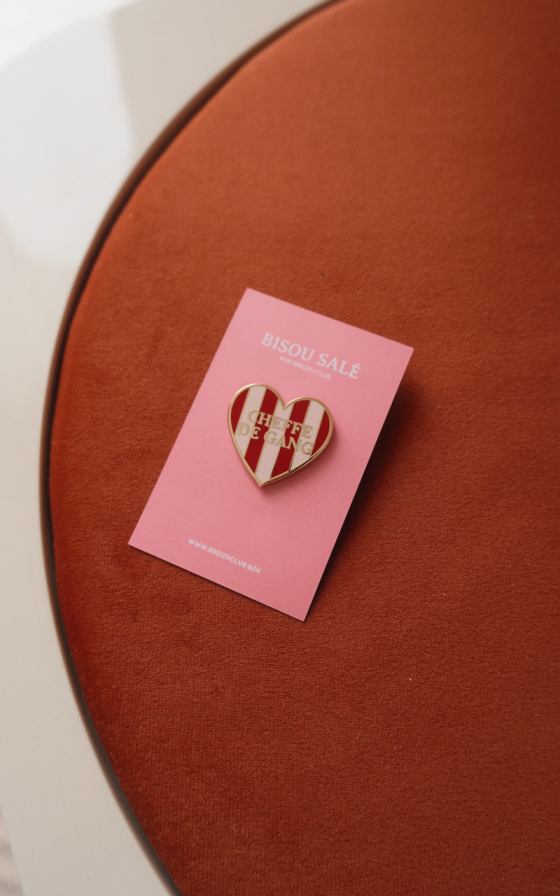Pin’s cœur rayé rouge et rose “Cheffe de Gang” – accessoire mode et message puissant pour femme – Breizh Club