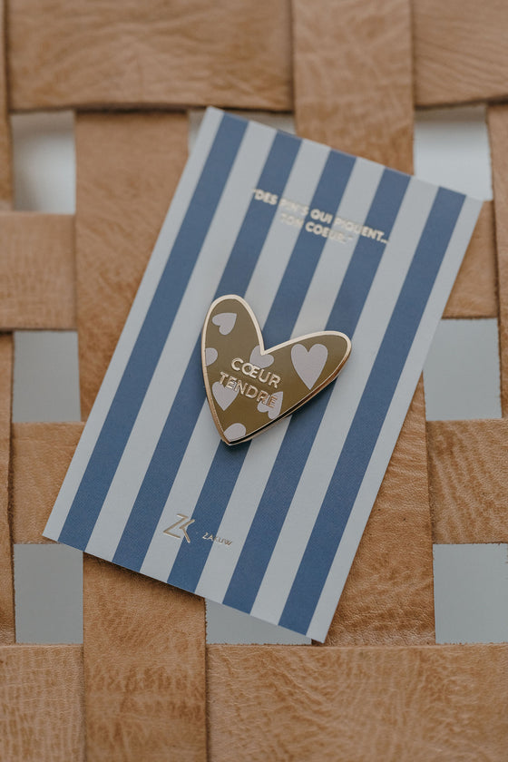 Pin’s cœur tendre beige et doré avec cœurs – accessoire mode enfant et adulte