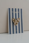 Pin’s cœur tendre beige et doré avec cœurs – accessoire mode enfant et adulte