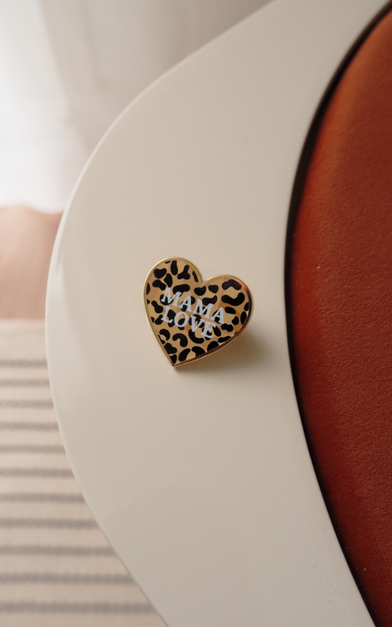 Pin’s Mama Love en forme de cœur motif léopard – bijou fantaisie tendance pour maman – Breizh Club