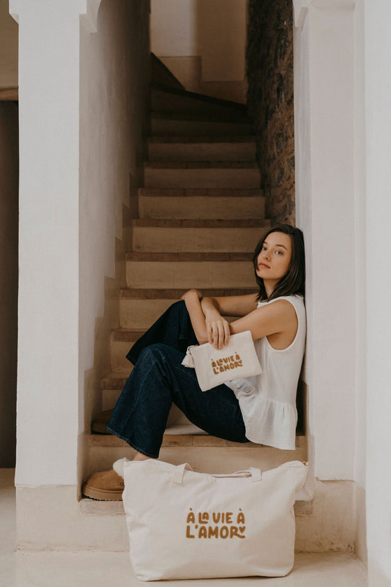 Pochette blanche en coton bio À la vie à l’amour avec broderie Zakuw